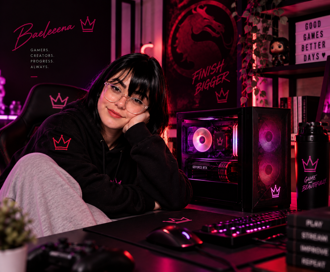 Baeleeena junto al PC KOMBATANT